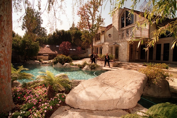 O.J. Simpson's Brentwood house comes on the market as potential buyers line up to get their first look at the interiors since Simpson moved out.