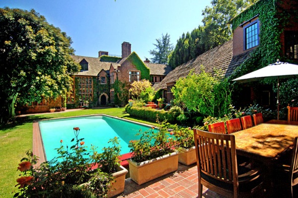 Actor Nicolas Cage's Bel–Air estate was once owned by Dean Martin.