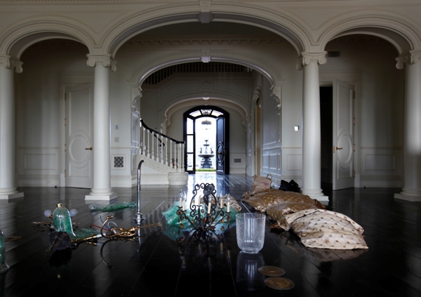 A chandelier sits in the vacated mansion of former baseball player Lenny Dykstra in 2010. Dykstra, who purchased the home from Wayne Gretzky in 2007, lost the home to foreclosure.