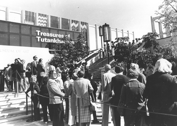Museum- goers line up to see LACMA's 1978 exhibit "Treasures of King Tutankhamun."